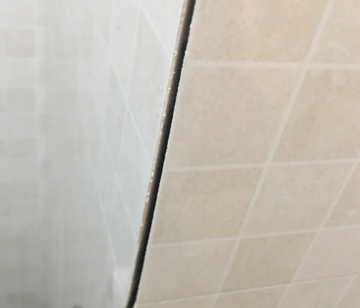 伊川瓷砖空鼓维修公司分享阳台瓷砖脱落的修复过程可以分为以下几个步骤